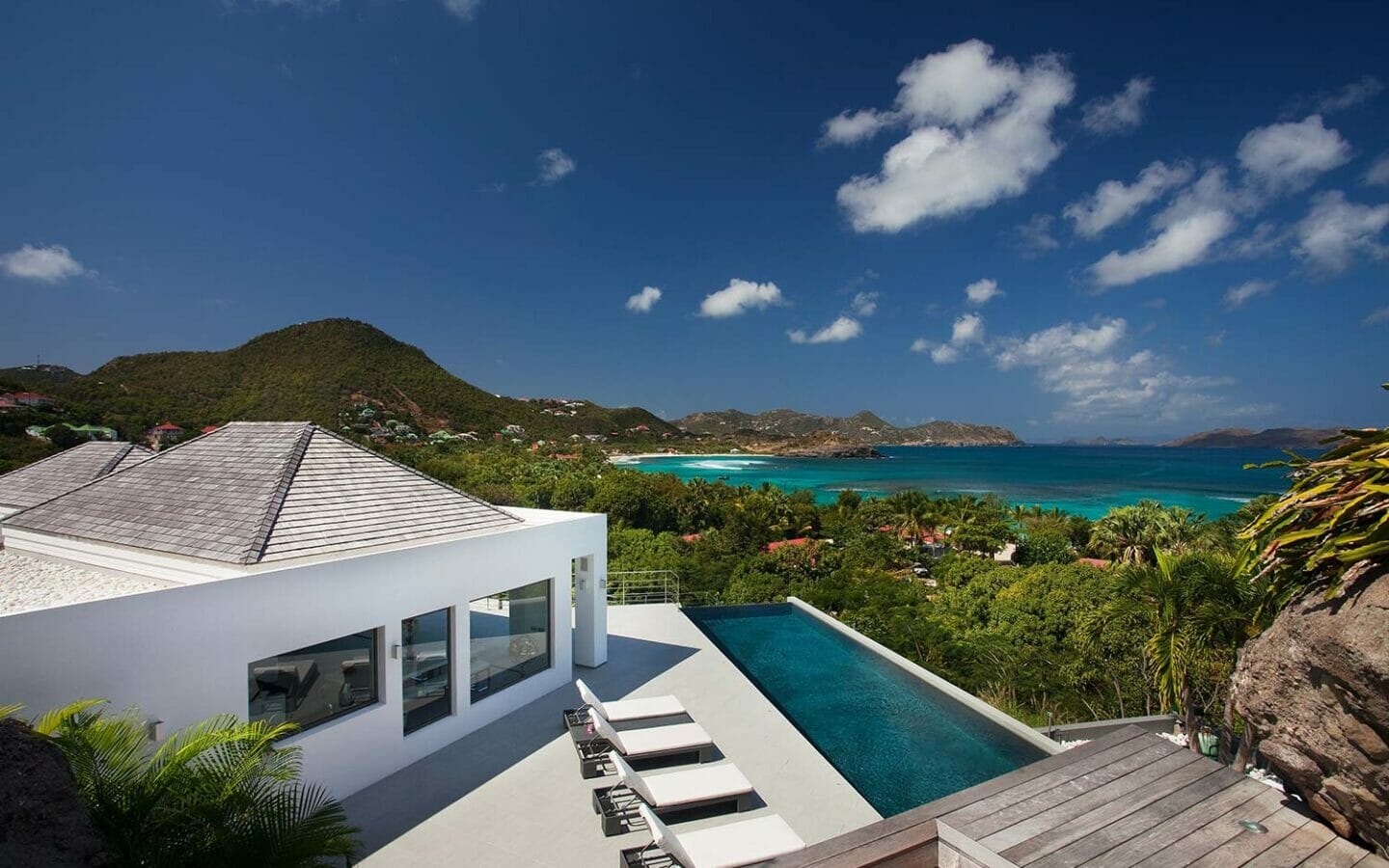 Glamorous villa in tropical setting